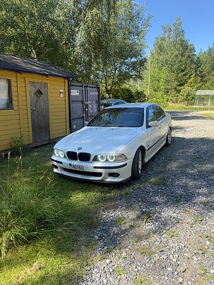 BMW 523i 2 of 5