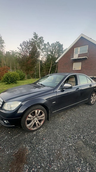 Mercedes-Benz C180 4 of 5