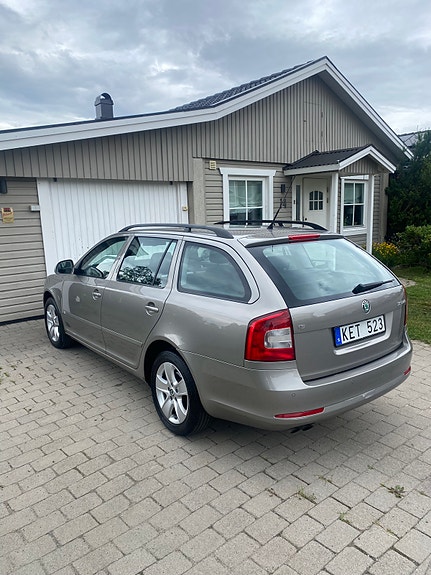 Skoda Octavia 2 of 5
