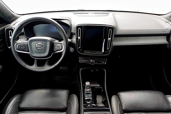 Volvo XC40 4 of 5