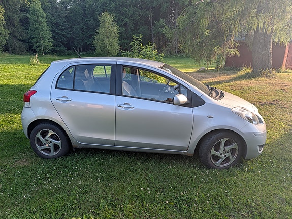 Toyota Yaris 2 of 4
