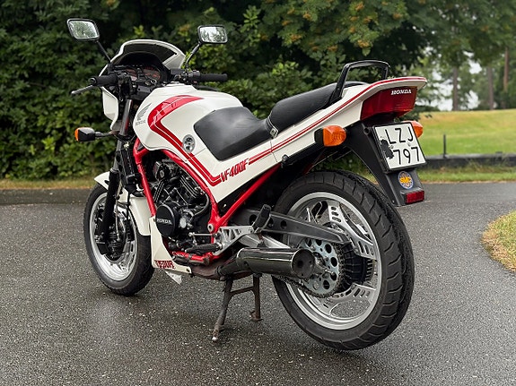 Honda VF 400 F 2 of 5