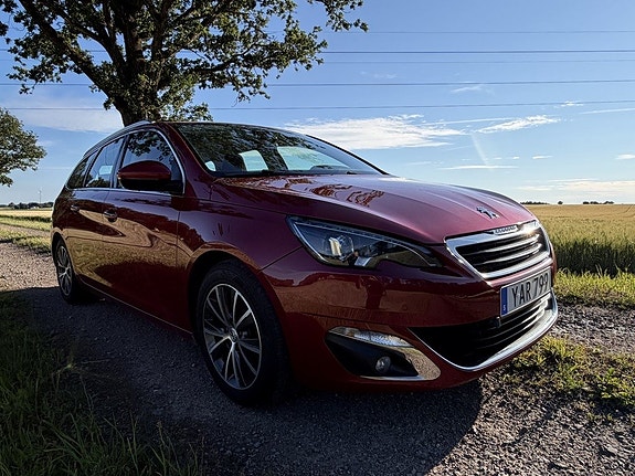 Peugeot 308 SW 2 of 5