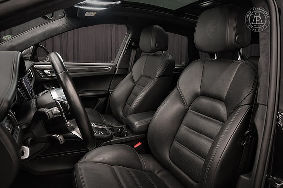 Porsche Macan Turbo 8 of 13