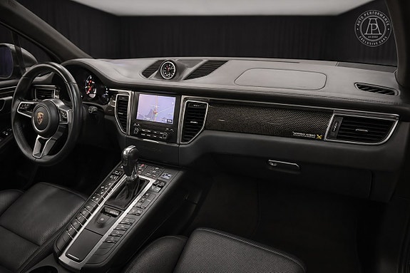 Porsche Macan Turbo 9 of 13