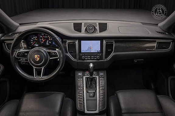 Porsche Macan Turbo 11 of 13