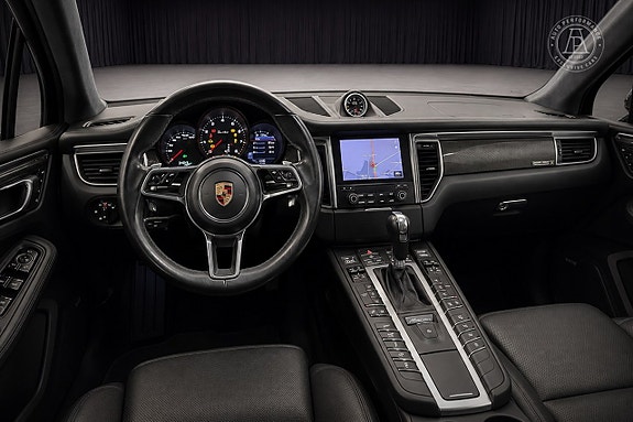 Porsche Macan Turbo 7 of 13