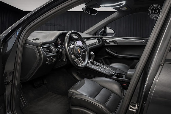 Porsche Macan Turbo 6 of 13