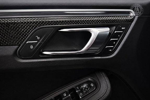 Porsche Macan Turbo 5 of 5