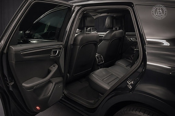 Porsche Macan Turbo 12 of 13