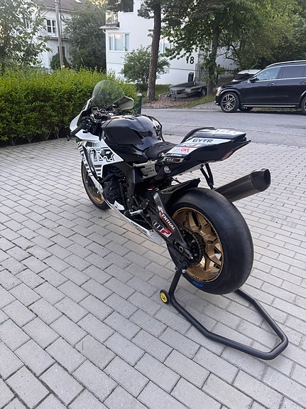 Yamaha YZF-R1 3 of 5