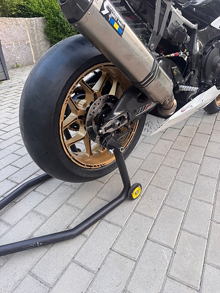 Yamaha YZF-R1 2 of 5