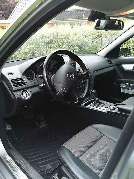 Mercedes-Benz C350 3 of 5
