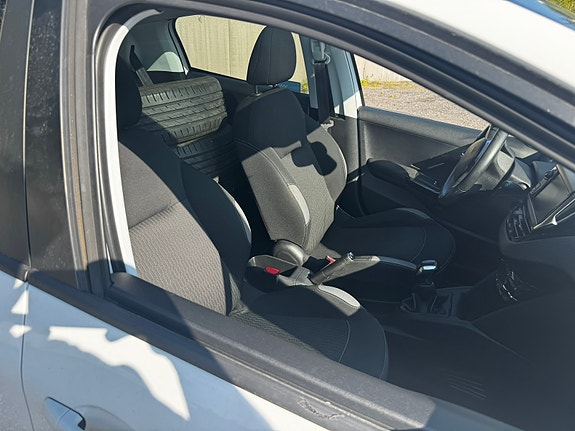 Peugeot 208 13 of 17