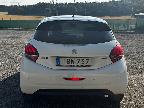 Peugeot 208 3 of 17