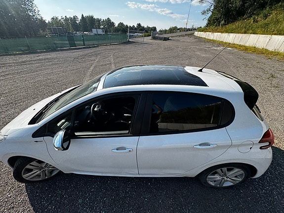 Peugeot 208 6 of 17