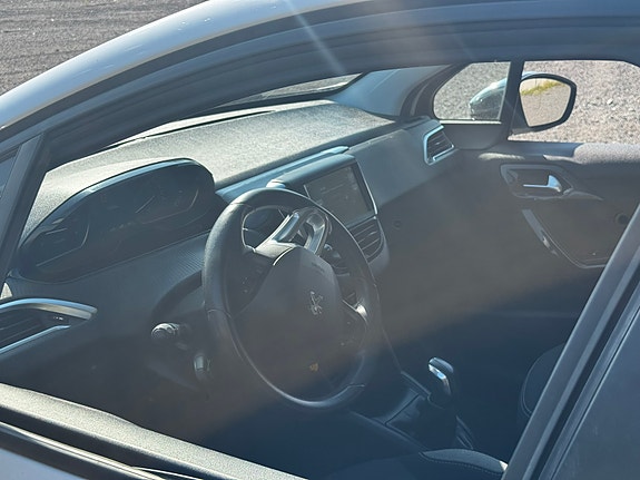 Peugeot 208 12 of 17