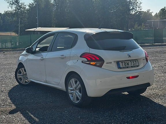 Peugeot 208 4 of 17