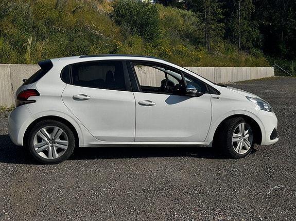 Peugeot 208 2 of 17