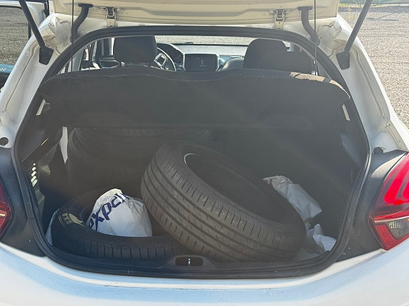 Peugeot 208 11 of 17