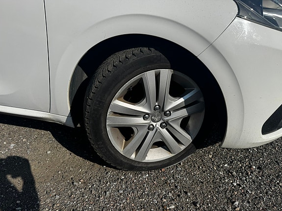 Peugeot 208 14 of 17