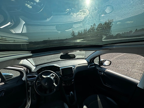 Peugeot 208 8 of 17
