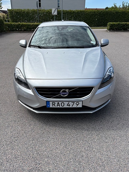 Volvo V40 2 of 9