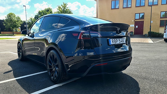 Tesla Model Y 3 of 5