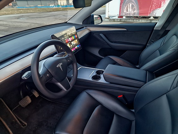 Tesla Model Y 8 of 11