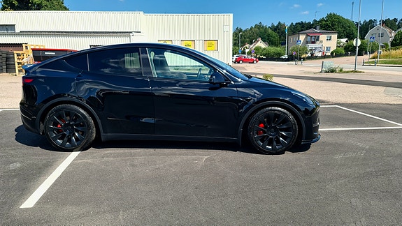 Tesla Model Y 6 of 11