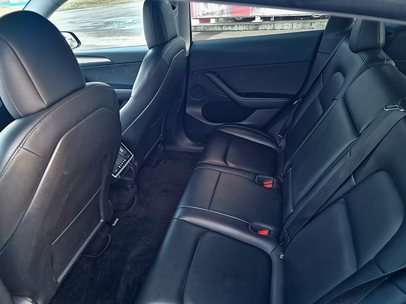 Tesla Model Y 10 of 11