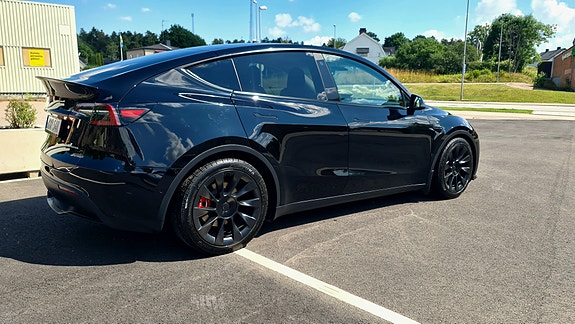 Tesla Model Y 5 of 5
