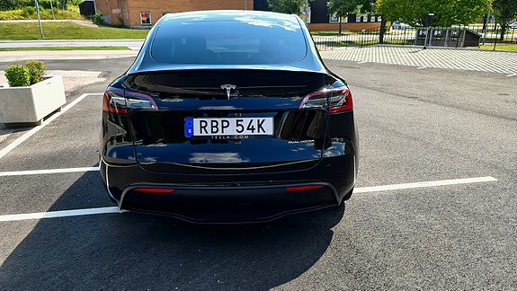 Tesla Model Y 4 of 5