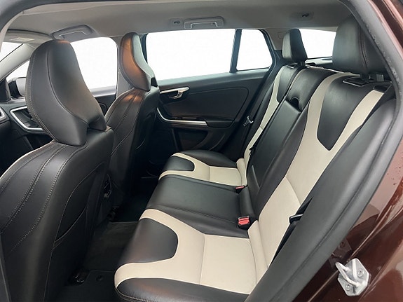 Volvo V60 Cross Country 18 of 30
