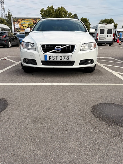 Volvo V70 3 of 5