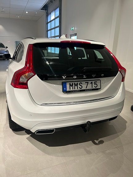 Volvo V60 2 of 5