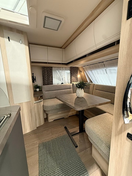 Hobby De Luxe 460 LU 2 of 8
