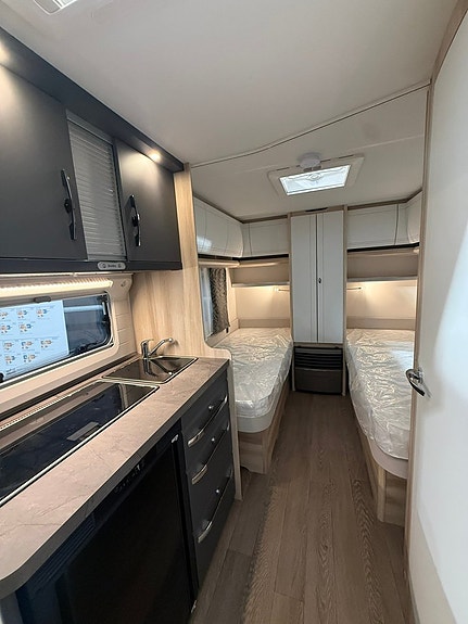 Hobby De Luxe 460 LU 3 of 8