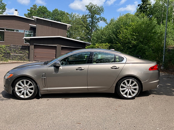 Jaguar XF 2 of 5