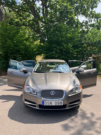 Jaguar XF 4 of 5