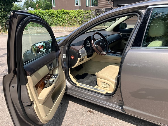 Jaguar XF 6 of 10