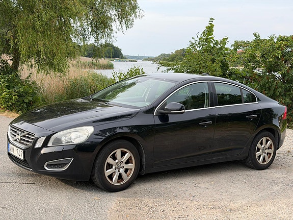 Volvo S60 2 of 5