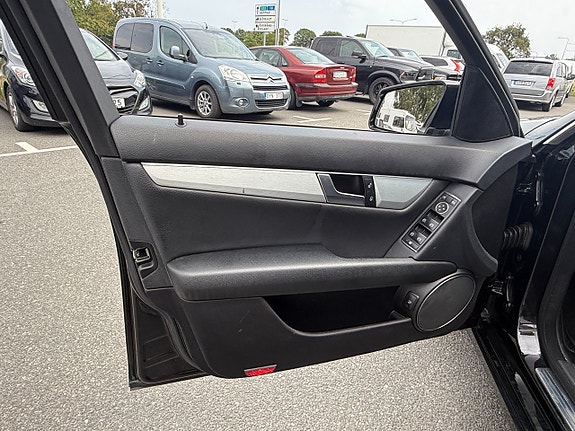 Mercedes-Benz C220 12 of 15
