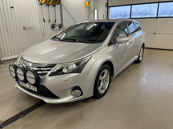Toyota Avensis 2 of 5