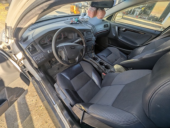 Volvo V70 2 of 4