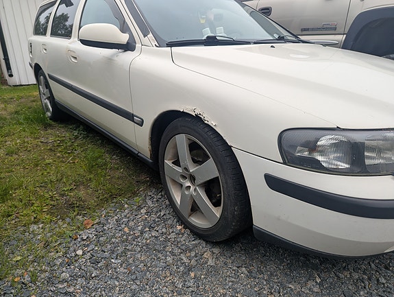 Volvo V70 3 of 4