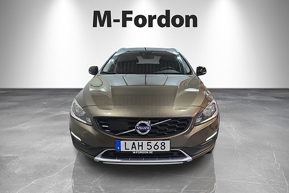 Volvo V60 Cross Country 2 of 5