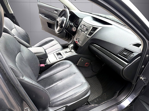 Subaru Legacy 13 of 16