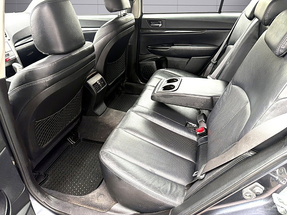 Subaru Legacy 12 of 16