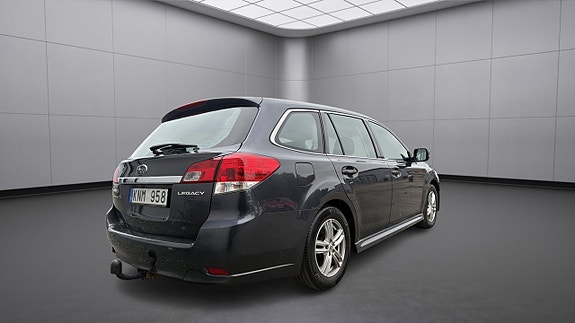 Subaru Legacy 9 of 16